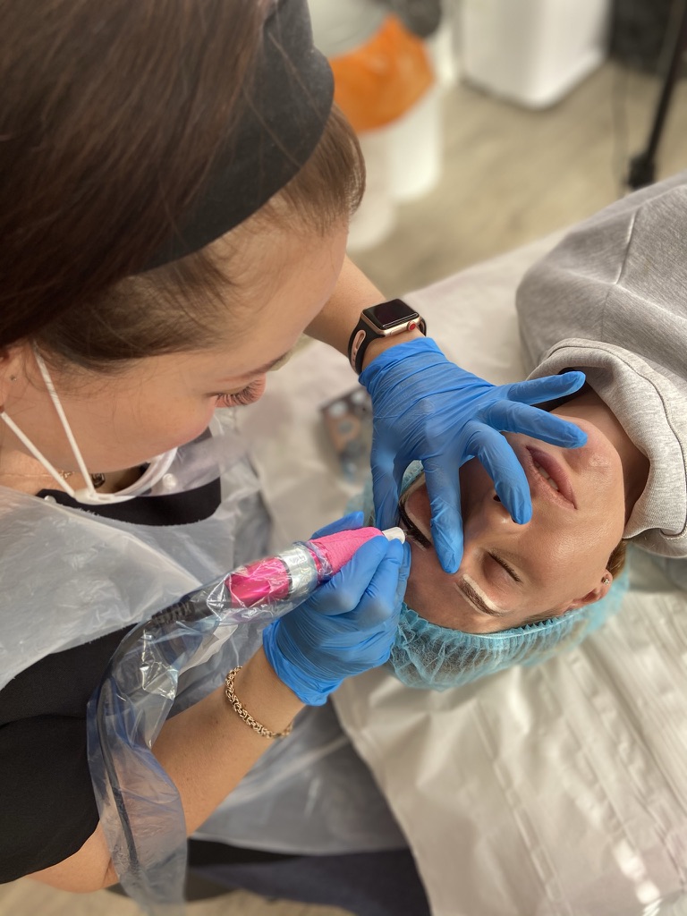 Jeneen performing a permanent makeup brow treatment at Filtrr